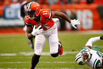 CLEVELAND, OH - OCTOBER 30:  Terrelle Pryor #11 of the Cleveland Browns avoids a tackle by Darrelle Revis #24 of the New York Jets during the first quarter at FirstEnergy Stadium on October 30, 2016 in Cleveland, Ohio. (Photo by Gregory Shamus/Getty Image