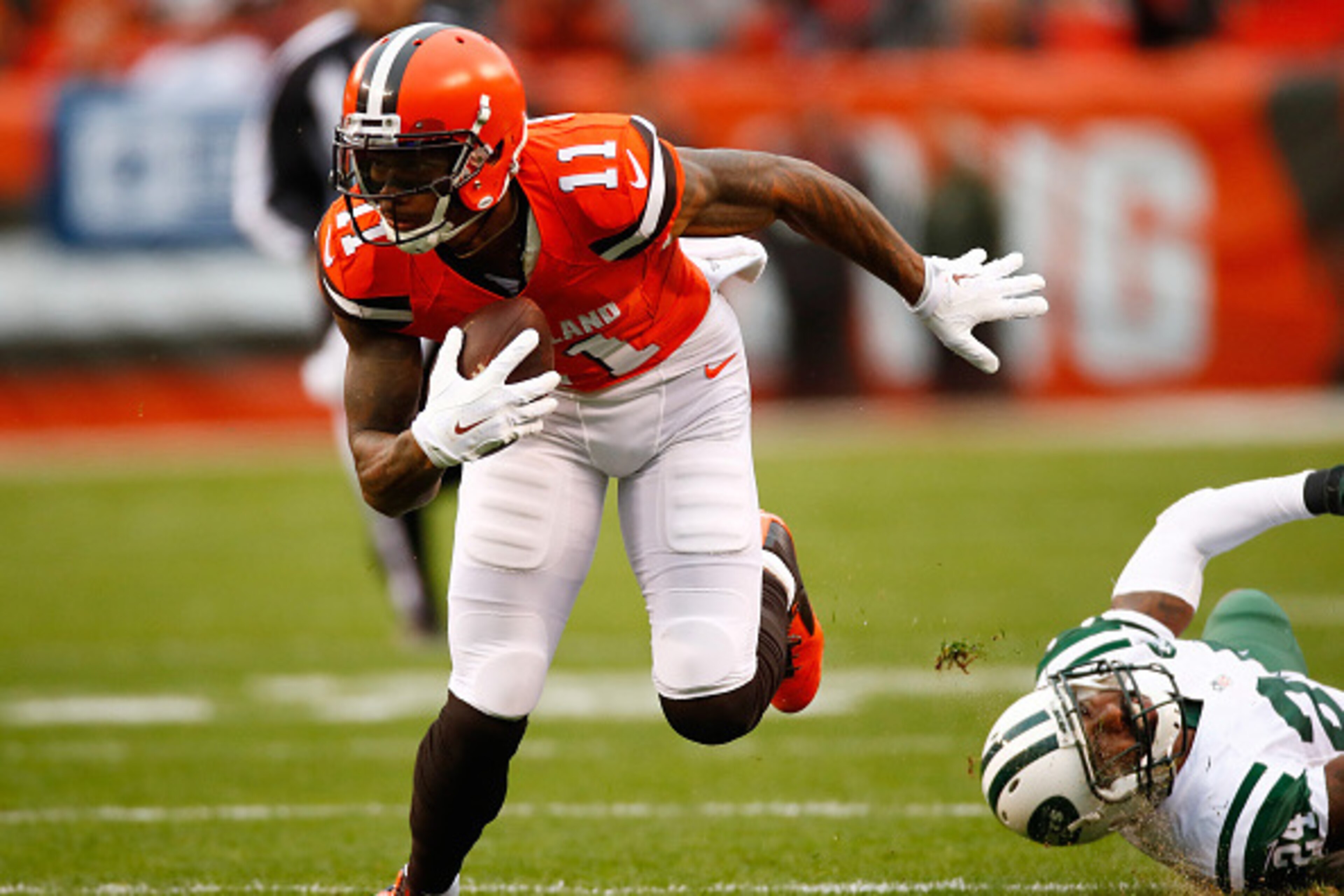 CLEVELAND, OH - OCTOBER 30:  Terrelle Pryor #11 of the Cleveland Browns avoids a tackle by Darrelle Revis #24 of the New York Jets during the first quarter at FirstEnergy Stadium on October 30, 2016 in Cleveland, Ohio. (Photo by Gregory Shamus/Getty Image