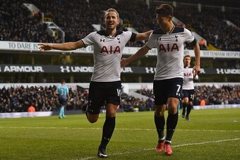 Tottenham Hotspur's English striker Harry Kane (L) celebrates with Tottenham Hotspur's South Korean striker Son Heung-Min after shooting from the penalty spot to score his team's first goal during the English Premier League football match between Tottenha