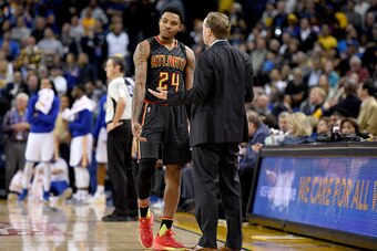 OAKLAND, CA - NOVEMBER 28:  Head coach Mike Budenholzer of the Atlanta Hawks talks with his player Kent Bazemore #24 during an NBA basketball game against the Golden State Warriors at ORACLE Arena on November 28, 2016 in Oakland, California. NOTE TO USER: