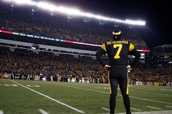 PITTSBURGH, PA - DECEMBER 25:  Ben Roethlisberger #7 of the Pittsburgh Steelers watches from the sidelines in the fourth quarter during the game against the Baltimore Ravens at Heinz Field on December 25, 2016 in Pittsburgh, Pennsylvania. (Photo by Justin