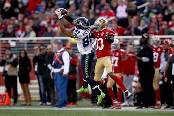 SANTA CLARA, CA - JANUARY 01:  Doug Baldwin #89 of the Seattle Seahawks catches a pass while covered by Rashard Robinson #33 of the San Francisco 49ers at Levi's Stadium on January 1, 2017 in Santa Clara, California.  (Photo by Ezra Shaw/Getty Images)
