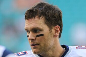 MIAMI GARDENS, FL - JANUARY 01:  Tom brady #12 of the New england Patriots plays against the Miami Dolphins at Hard Rock Stadium on January 1, 2017 in Miami Gardens, Florida. The patriots defeated the Dolphins 35-14.  (Photo by Marc Serota/Getty Images)