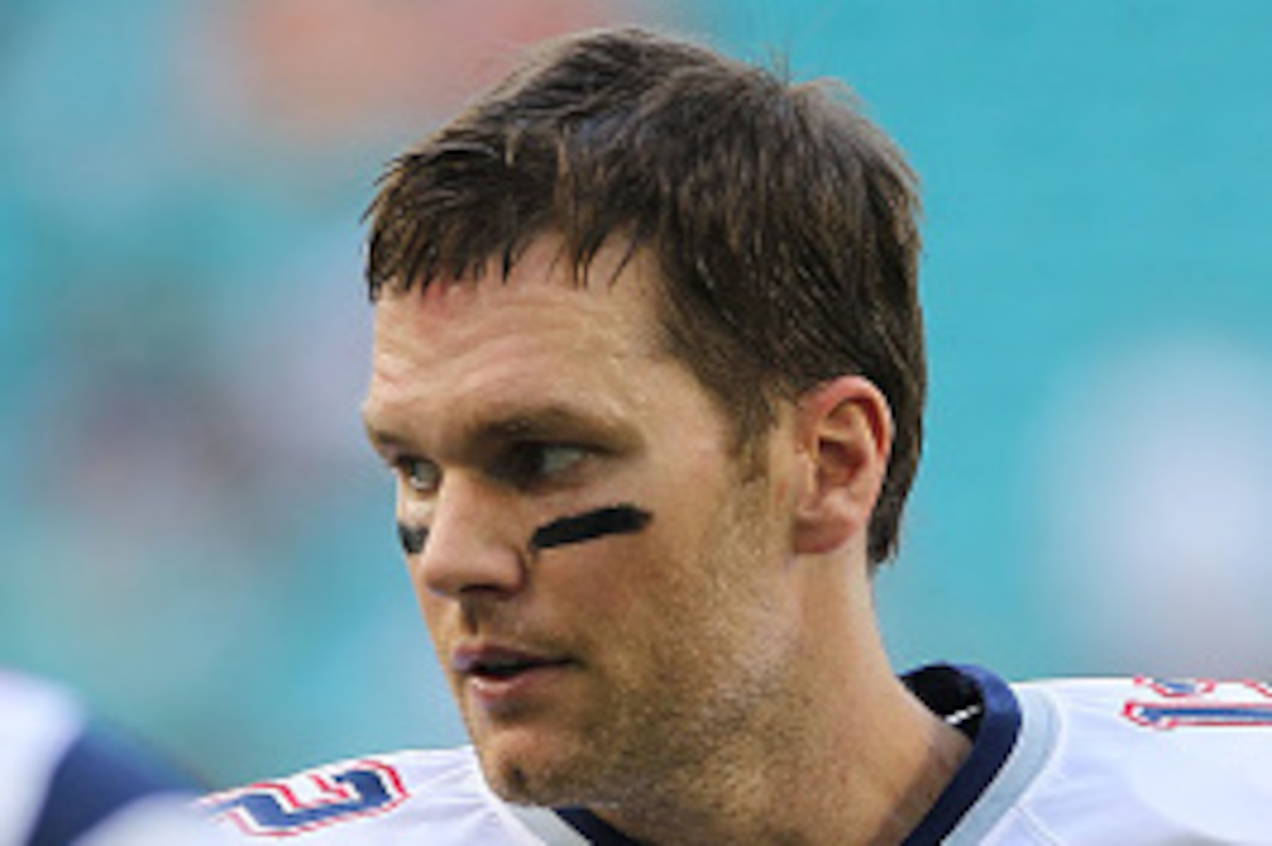 MIAMI GARDENS, FL - JANUARY 01:  Tom brady #12 of the New england Patriots plays against the Miami Dolphins at Hard Rock Stadium on January 1, 2017 in Miami Gardens, Florida. The patriots defeated the Dolphins 35-14.  (Photo by Marc Serota/Getty Images)