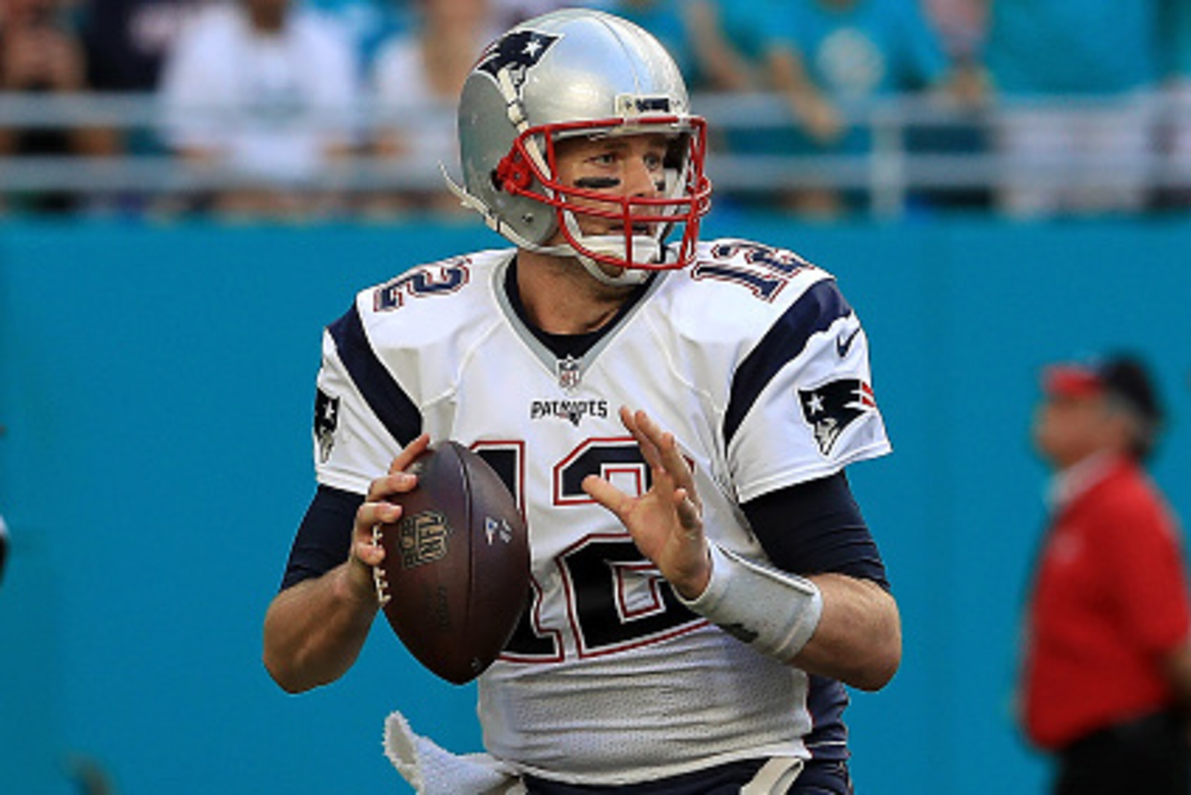 MIAMI GARDENS, FL - JANUARY 01:  Tom Brady #12 of the New England Patriots passes during a game against the Miami Dolphins at Hard Rock Stadium on January 1, 2017 in Miami Gardens, Florida.  (Photo by Mike Ehrmann/Getty Images)