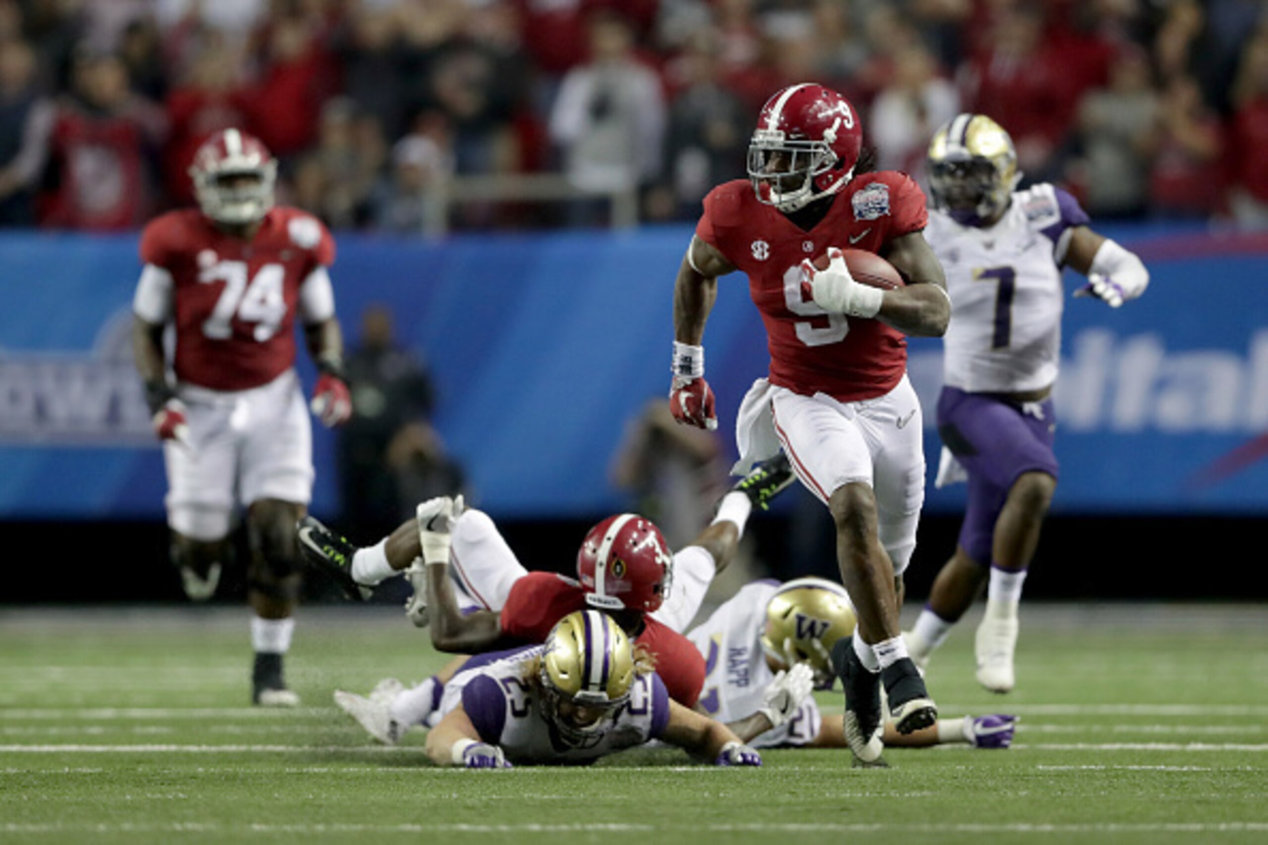 ATLANTA, GA - DECEMBER 31:  Bo Scarbrough #9 of the Alabama Crimson Tide runs the ball against the  Washington Huskies  during the 2016 Chick-fil-A Peach Bowl at the Georgia Dome on December 31, 2016 in Atlanta, Georgia.  (Photo by Streeter Lecka/Getty Im