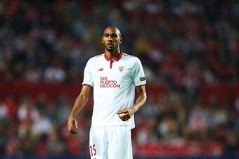 SEVILLE, SPAIN - NOVEMBER 02:  Steven N'Zonzi of Sevilla FC looks on during the UEFA Champions League match between Sevilla FC vs GNK Dinamo Zagreb at the Sanchez Pizjuan Stadium on November 2, 2016 in Seville.  (Photo by Aitor Alcalde Colomer/Getty Image