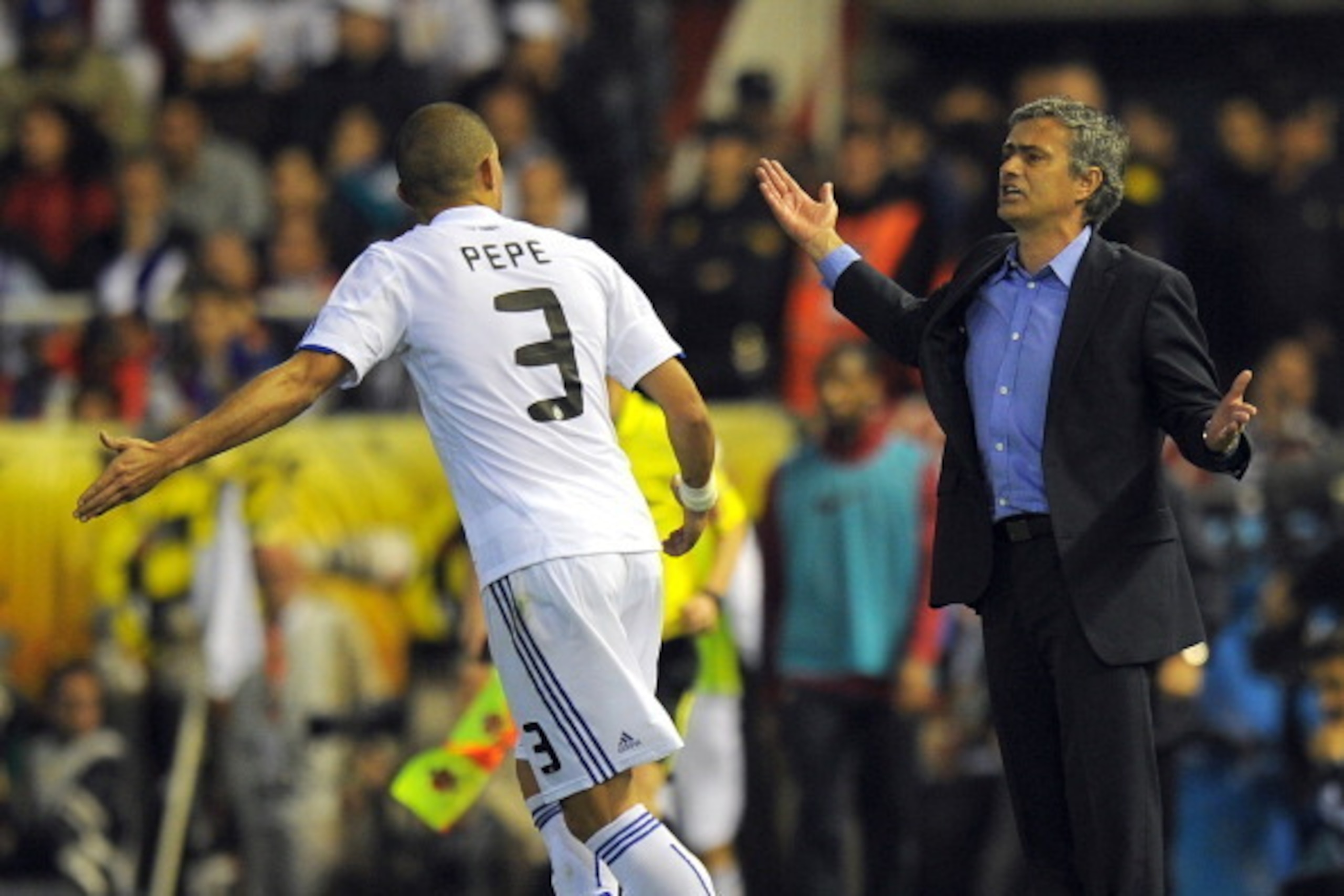 Real Madrid's Portuguese coach Jose Mourinho (R) talks with Real Madrid's Portuguese defender Pepe (L) during the Spanish Cup final match Real Madrid against Barcelona at the Mestalla stadium in Valencia on April 20, 2011. AFP PHOTO/LLUIS GENE (Photo cre Real Madrid's Portuguese coach Jose Mourinho (R) talks with Real Madrid's Portuguese defender Pepe (L) during the Spanish Cup final match Real Madrid against Barcelona at the Mestalla stadium in Valencia on April 20, 2011. AFP PHOTO/LLUIS GENE (Photo cre