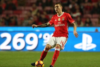 LISBON, PORTUGAL - DECEMBER 21: SL Benfica's defender from Sweden Victor Lindelof in action during the Primeira Liga match between SL Benfica and Rio Ave FC at Estadio da Luz on December 21, 2016 in Lisbon, Portugal.  (Photo by Gualter Fatia/Getty Images)