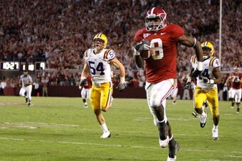 TUSCALOOSA, AL - NOVEMBER 07:  Julio Jones #8 of the Alabama Crimson Tide rushes upfield for a 73 yard touchdown against the Louisiana State University Tigers at Bryant-Denny Stadium on November 7, 2009 in Tuscaloosa, Alabama.  (Photo by Kevin C. Cox/Gett