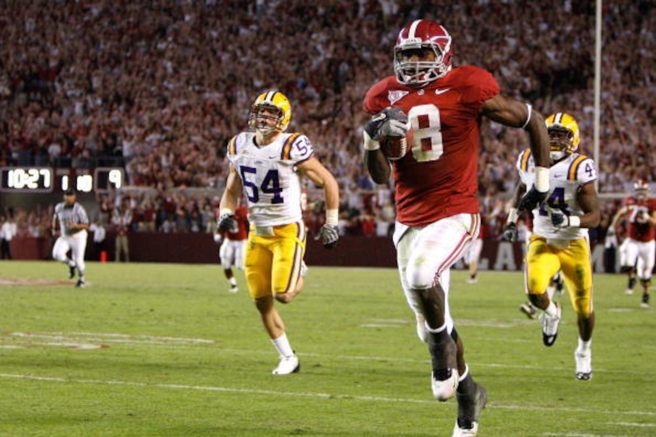 TUSCALOOSA, AL - NOVEMBER 07: Julio Jones #8 of the Alabama Crimson Tide rushes upfield for a 73 yard touchdown against the Louisiana State University Tigers at Bryant-Denny Stadium on November 7, 2009 in Tuscaloosa, Alabama. (Photo by Kevin C. Cox/Gett TUSCALOOSA, AL - NOVEMBER 07: Julio Jones #8 of the Alabama Crimson Tide rushes upfield for a 73 yard touchdown against the Louisiana State University Tigers at Bryant-Denny Stadium on November 7, 2009 in Tuscaloosa, Alabama. (Photo by Kevin C. Cox/Gett