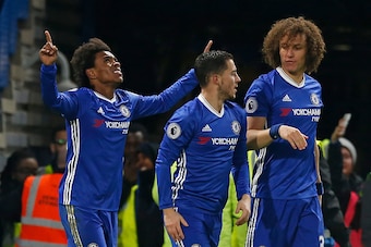 Chelsea's Brazilian midfielder Willian (L) celebrates with teammates after scoring their second goal during the English Premier League football match between Chelsea and Stoke City at Stamford Bridge in London on December 31, 2016. / AFP / Ian KINGTON / R