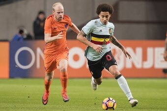 (L-R) Davy Klaassen of The Netherlands, Axel Witsel of Belgiumduring the friendly match between Netherlands and Belgium at the Amsterdam Arena on November 09, 2016 in Amsterdam, The Netherlands(Photo by VI Images via Getty Images)