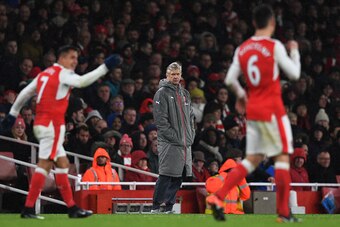 LONDON, ENGLAND - JANUARY 01:  Arsene Wenger the manager of Arsenal looks on during the Premier League match between Arsenal and Crystal Palace at the Emirates Stadium on January 1, 2017 in London, England.  (Photo by Shaun Botterill/Getty Images)