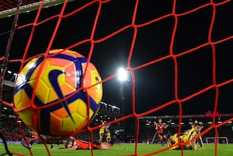 Arsenal's French striker Olivier Giroud (2nd R) watches attempt hit the back of the net as Arsenal make it 3-3 during the English Premier League football match between Bournemouth and Arsenal at the Vitality Stadium in Bournemouth, southern England on Jan