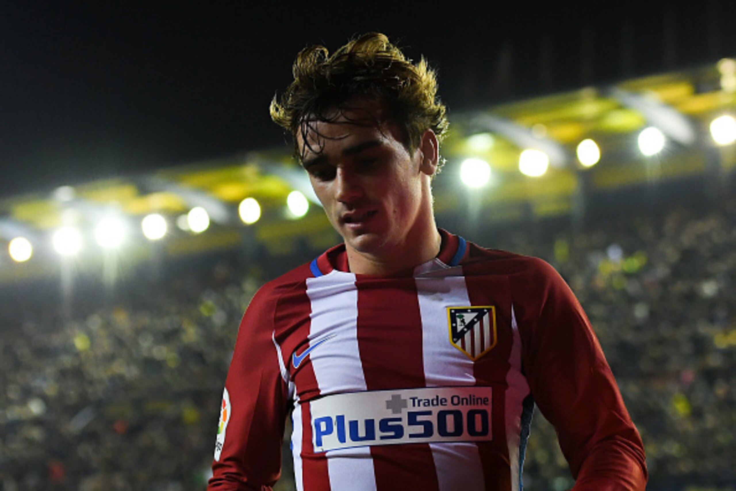 VILLARREAL, SPAIN - DECEMBER 12: Antoine Griezmann of Club Atletico de Madrid looks on during the La Liga match between Villarreal CF and Club Atletico de Madrid at El Madrigal stadium on December 12, 2016 in Villarreal, Spain. (Photo by David Ramos/Get VILLARREAL, SPAIN - DECEMBER 12: Antoine Griezmann of Club Atletico de Madrid looks on during the La Liga match between Villarreal CF and Club Atletico de Madrid at El Madrigal stadium on December 12, 2016 in Villarreal, Spain. (Photo by David Ramos/Get