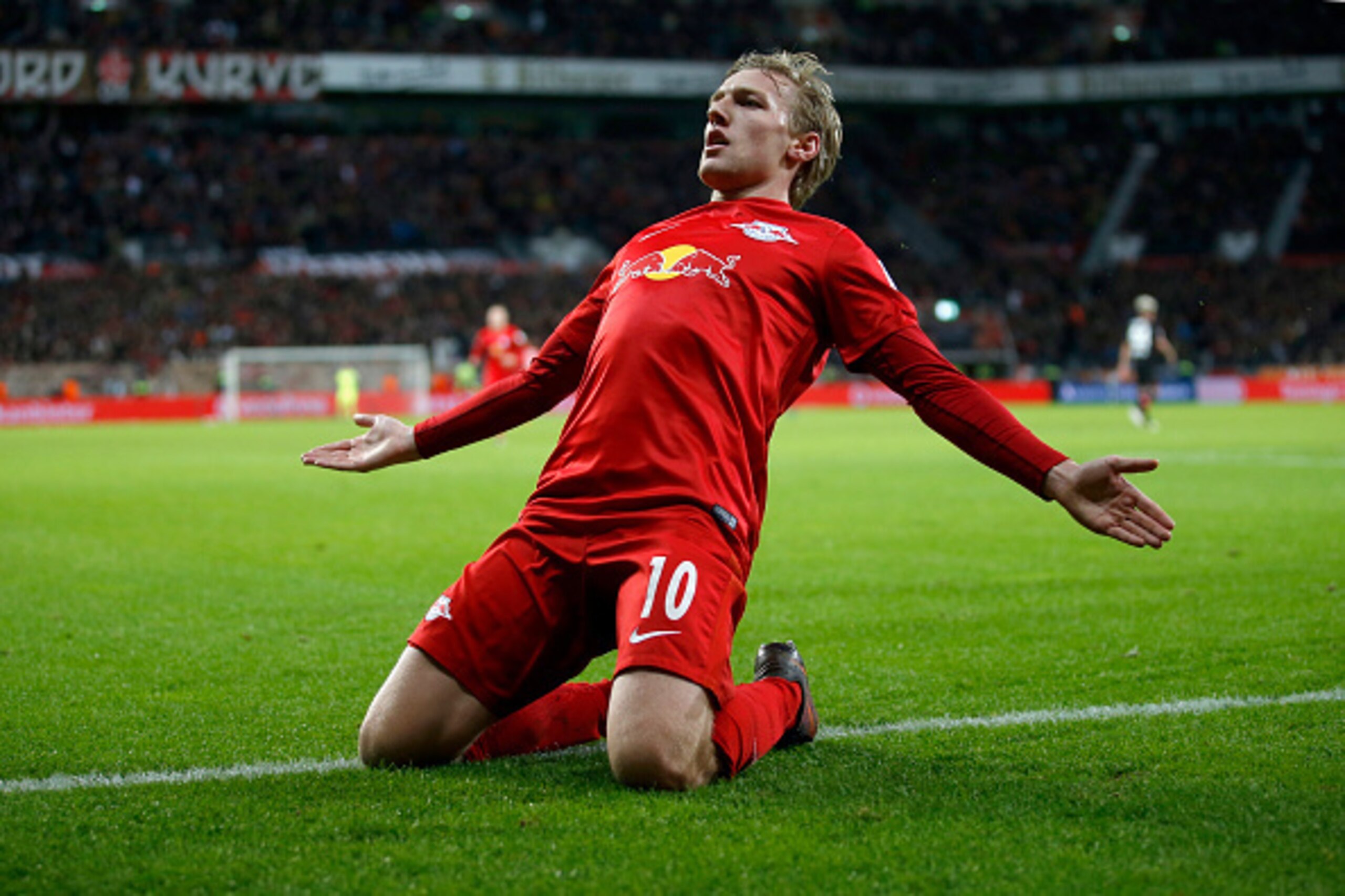LEVERKUSEN, GERMANY - NOVEMBER 18:  Emil Forsberg of RB Leipzig celebrates after scoring his team's second goal during the Bundesliga match between Bayer 04 Leverkusen and RB Leipzig at BayArena on November 18, 2016 in Leverkusen, Germany.  (Photo by Bori