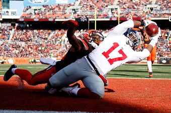 CLEVELAND, OH - NOVEMBER 27:  Dwayne Harris #17 of the New York Giants makes a touchdown catch in front of Briean Boddy-Calhoun #20 of the Cleveland Browns during the second quarter at FirstEnergy Stadium on November 27, 2016 in Cleveland, Ohio. (Photo by