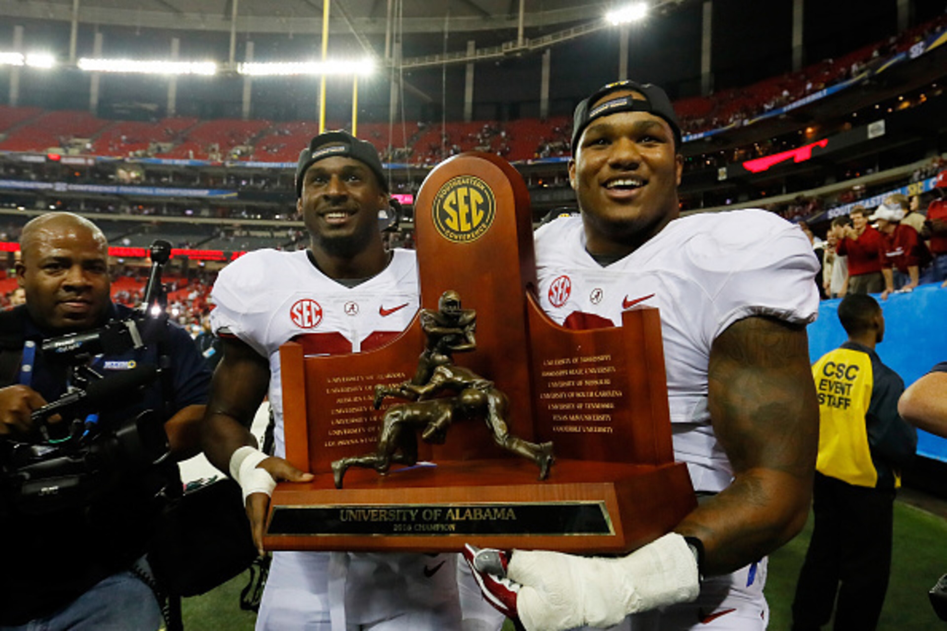 ATLANTA, GA - DECEMBER 03:  Rashaan Evans #32 and Da'Shawn Hand #9 of the Alabama Crimson Tide celebrate their 54 to 16 win over the Florida Gators during the SEC Championship game at the Georgia Dome on December 3, 2016 in Atlanta, Georgia.  (Photo by Ke