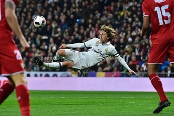 Real Madrid's Croatian midfielder Luka Modric kicks a ball during the Spanish Copa del Rey (King's Cup) round of 16 first leg football match Real Madrid CF vs Sevilla FC at the Santiago Bernabeu stadium in Madrid on January 4, 2017. / AFP / GERARD JULIEN 