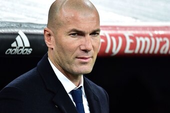 Real Madrid's French coach Zinedine Zidane looks on before the Spanish Copa del Rey (King's Cup) round of 16 first leg football match Real Madrid CF vs Sevilla FC at the Santiago Bernabeu stadium in Madrid on January 4, 2017. / AFP / GERARD JULIEN        