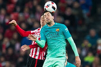 BILBAO, SPAIN - JANUARY 05:  Sergio Busquets of FC Barcelona duels for the ball with Aritz Aduriz of Athletic Club during the Copa del Rey Round of 16 first leg match between Athletic Club and FC Barcelona at San Mames Stadium on January 5, 2017 in Bilbao