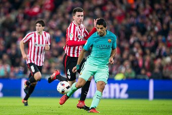 BILBAO, SPAIN - JANUARY 05:  Luis Suarez of FC Barcelona duels for the ball with Aymeric Laporte of Athletic Club during the Copa del Rey Round of 16 first leg match between Athletic Club and FC Barcelona at San Mames Stadium on January 5, 2017 in Bilbao,