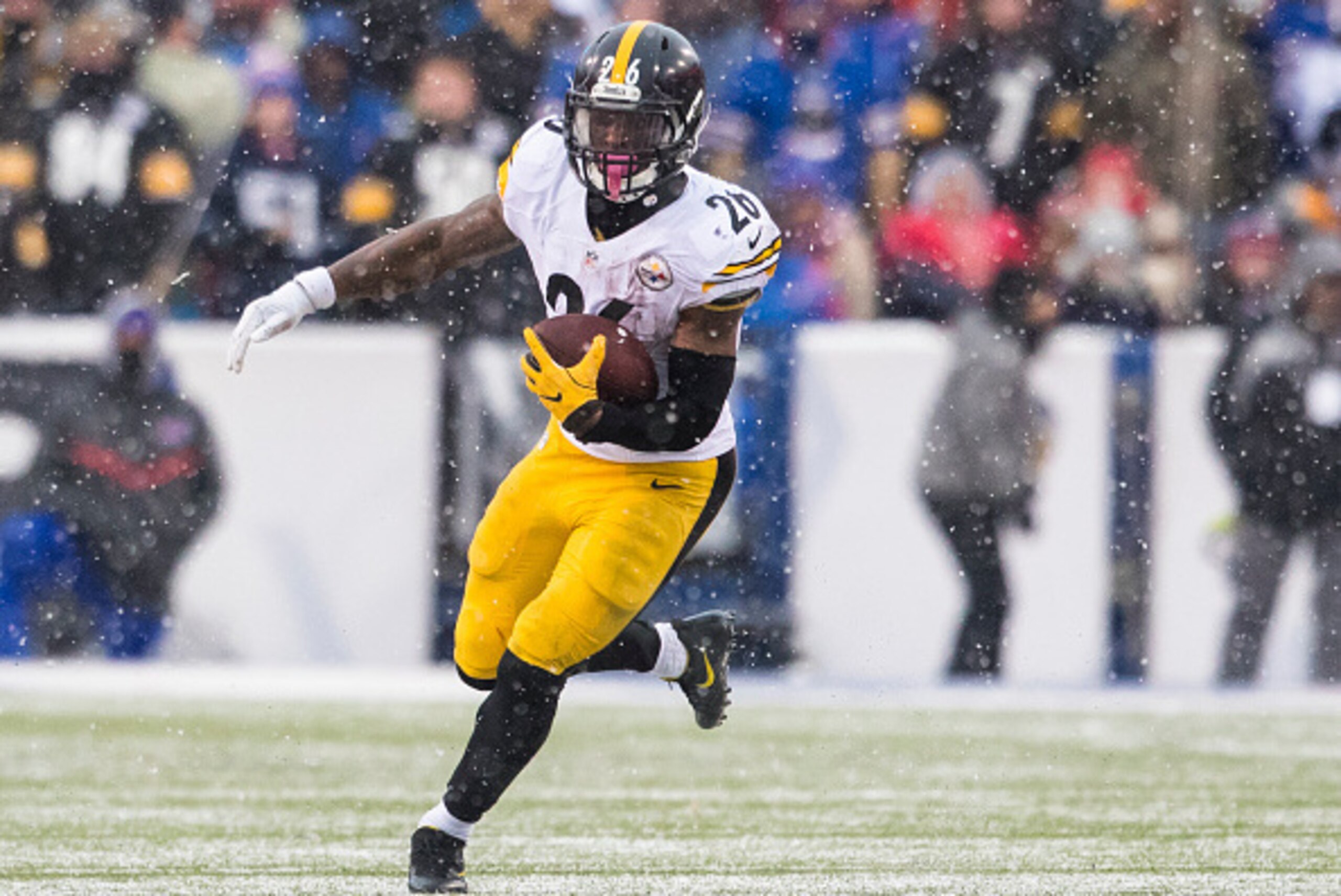 ORCHARD PARK, NY - DECEMBER 11:  Le'Veon Bell #26 of the Pittsburgh Steelers carries the ball during the game against the Buffalo Bills on December 11, 2016 at New Era Field in Orchard Park, New York. Pittsburgh defeats Buffalo 27-20.  (Photo by Brett Car
