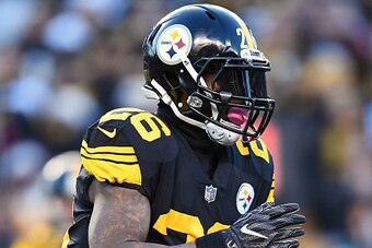 PITTSBURGH, PA - DECEMBER 25: Le'Veon Bell #26 of the Pittsburgh Steelers in action during the game against the Baltimore Ravens at Heinz Field on December 25, 2016 in Pittsburgh, Pennsylvania. (Photo by Joe Sargent/Getty Images) *** Local Caption ***