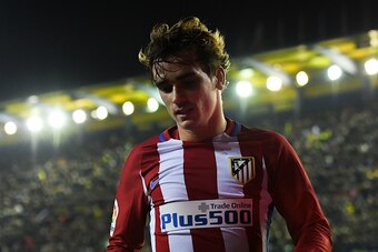 VILLARREAL, SPAIN - DECEMBER 12:  Antoine Griezmann of Club Atletico de Madrid looks on during the La Liga match between Villarreal CF and Club Atletico de Madrid at El Madrigal stadium on December 12, 2016 in Villarreal, Spain.  (Photo by David Ramos/Get