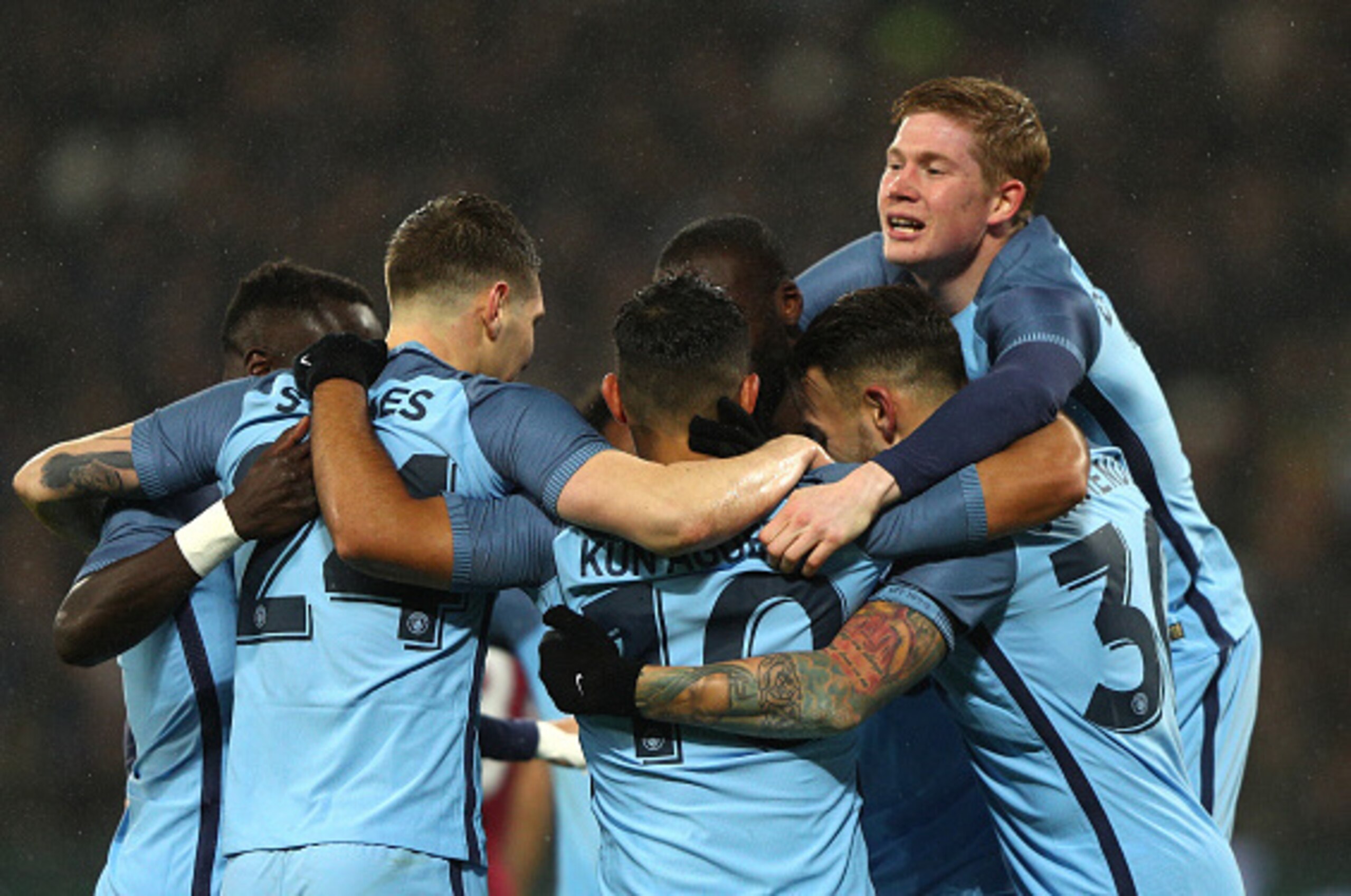 LONDON, ENGLAND - JANUARY 06: Sergio Aguero of Manchester City celebrates with team mates after scoring his sides fourth goal during The Emirates FA Cup Third Round match between West Ham United and Manchester City at London Stadium on January 6, 2017 in LONDON, ENGLAND - JANUARY 06: Sergio Aguero of Manchester City celebrates with team mates after scoring his sides fourth goal during The Emirates FA Cup Third Round match between West Ham United and Manchester City at London Stadium on January 6, 2017 in