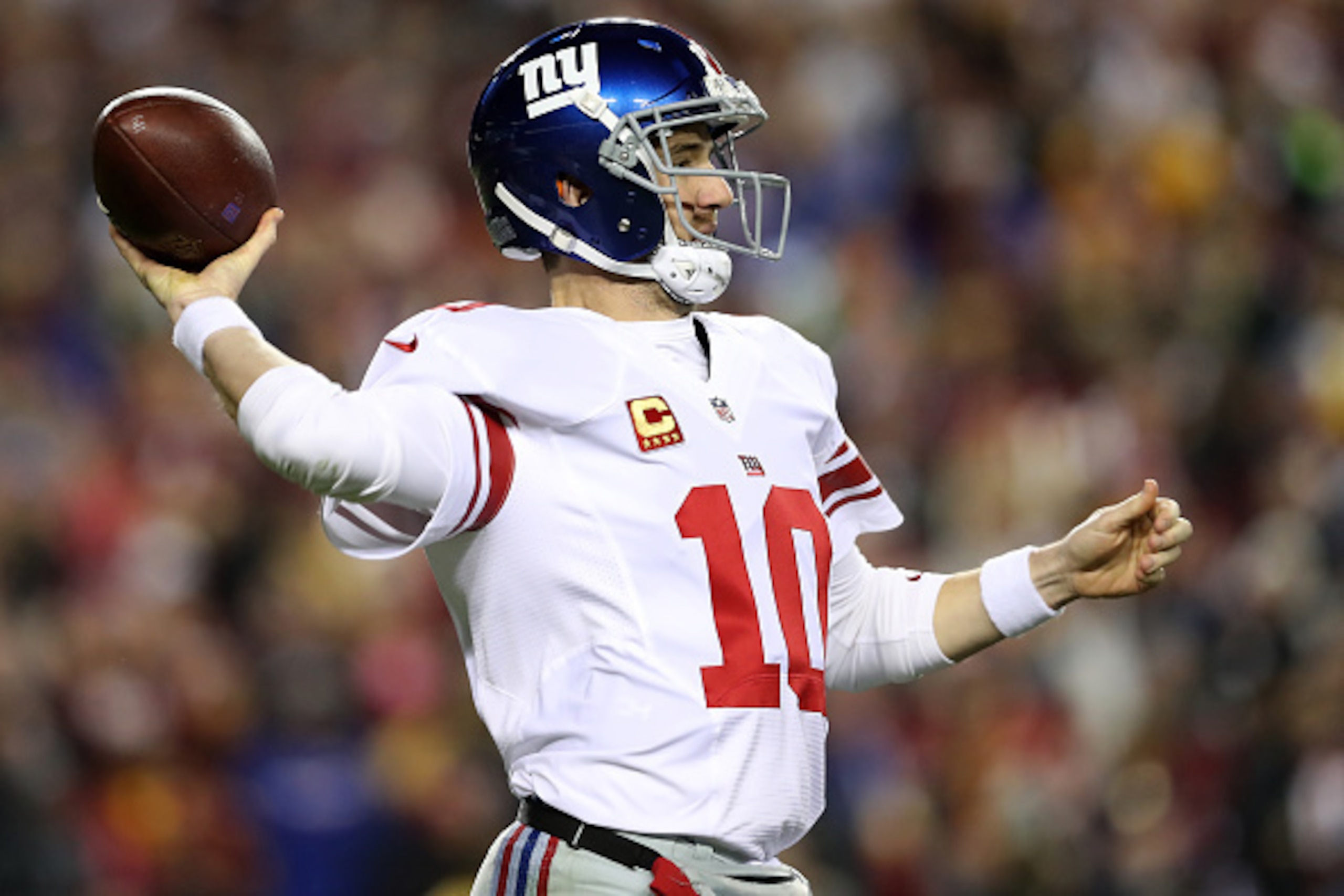 LANDOVER, MD - JANUARY 01: Quarterback Eli Manning #10 of the New York Giants passes the ball against the Washington Redskins in the fourth quarter at FedExField on January 1, 2017 in Landover, Maryland. (Photo by Rob Carr/Getty Images)