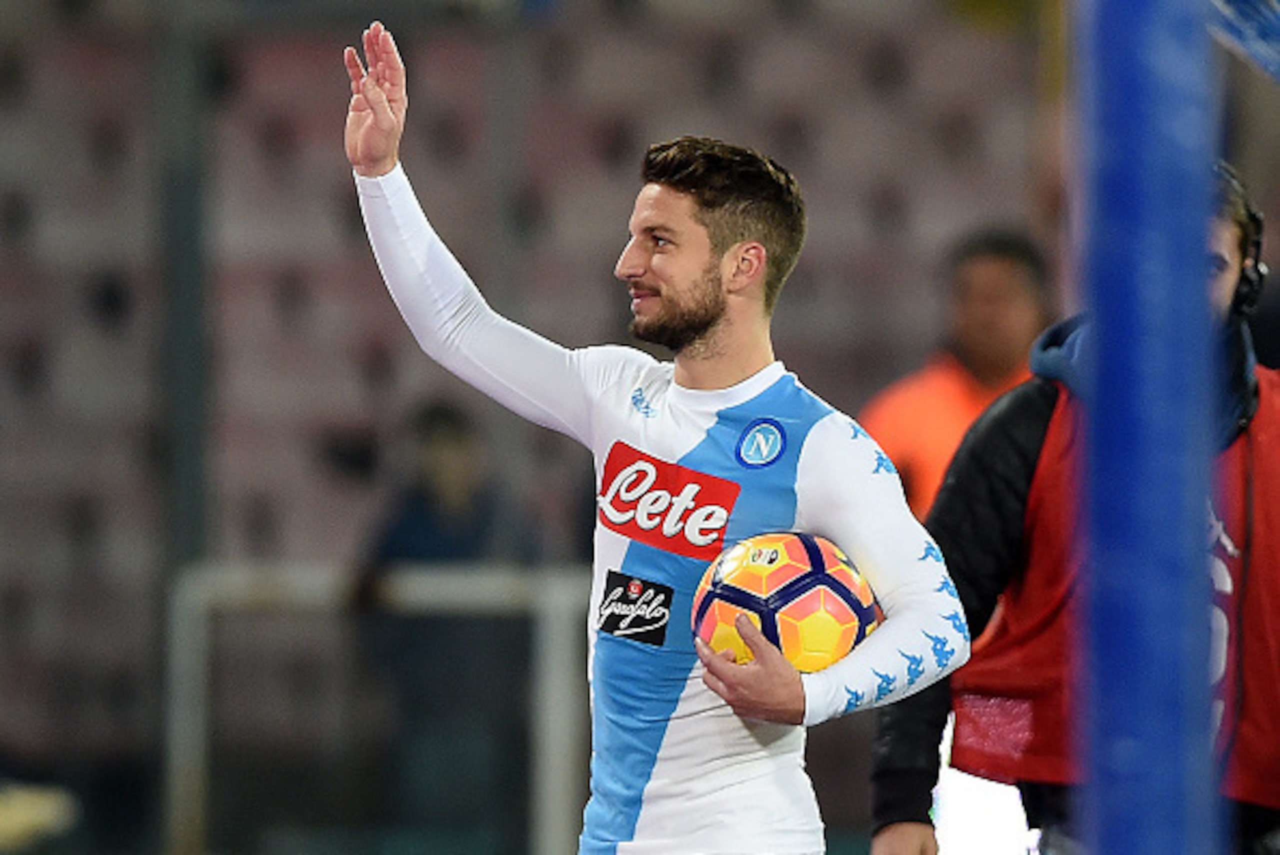 NAPLES, ITALY - DECEMBER 18:  Dries Mertens of SSC Napoli celebrate the victory after the Serie A match between SSC Napoli and FC Torino at Stadio San Paolo on December 18, 2016 in Naples, Italy.  (Photo by Francesco Pecoraro/Getty Images)