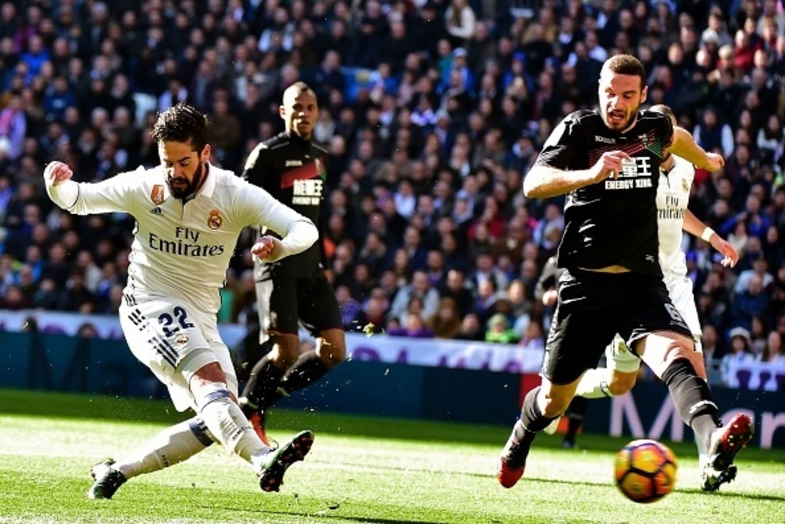 Real Madrid's midfielder Isco (L) kicks the ball to score during the Spanish league football match Real Madrid CF vs Granada FC at the Santiago Bernabeu stadium in Madrid on January 7, 2017. / AFP / GERARD JULIEN        (Photo credit should read GERARD JU