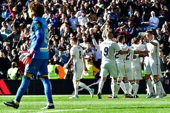 Real Madrid's Portuguese forward Cristiano Ronaldo is congratulated by his teammates afetr scoring during the Spanish league football match Real Madrid CF vs Granada FC at the Santiago Bernabeu stadium in Madrid on January 7, 2017. / AFP / GERARD JULIEN  
