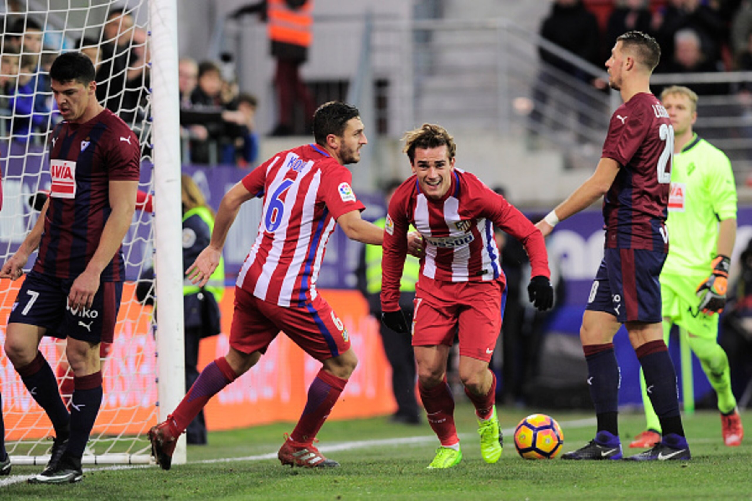 Atletico Madrid's French forward Antoine Griezmann (2ndR) celebrates after scoring his team's second goal during the Spanish league football match SD Eibar vs Club Atletico de Madrid at the Ipurua stadium in Eibar on January 7, 2017. / AFP / ANDER GILLENE Atletico Madrid's French forward Antoine Griezmann (2ndR) celebrates after scoring his team's second goal during the Spanish league football match SD Eibar vs Club Atletico de Madrid at the Ipurua stadium in Eibar on January 7, 2017. / AFP / ANDER GILLENE