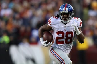 LANDOVER, MD - JANUARY 01: Running back Paul Perkins #28 of the New York Giants carries the ball against the Washington Redskins in the first quarter at FedExField on January 1, 2017 in Landover, Maryland. (Photo by Patrick Smith/Getty Images)