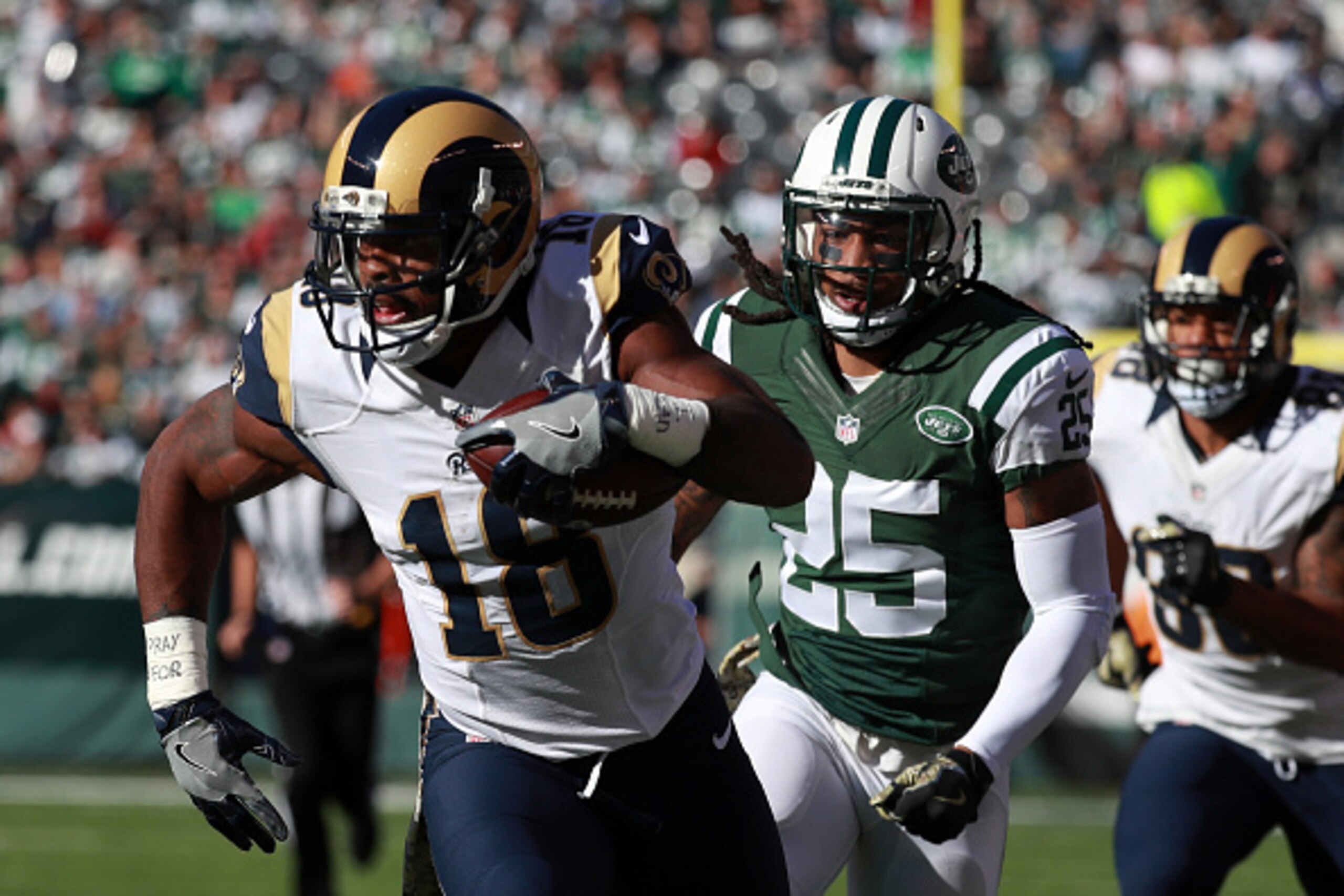 EAST RUTHERFORD, NJ - NOVEMBER 13:  Kenny Britt #18 of the Los Angeles Rams runs downfield after making a one-handed catch against the New York Jets in the first quarter at MetLife Stadium on November 13, 2016 in East Rutherford, New Jersey.  (Photo by Mi