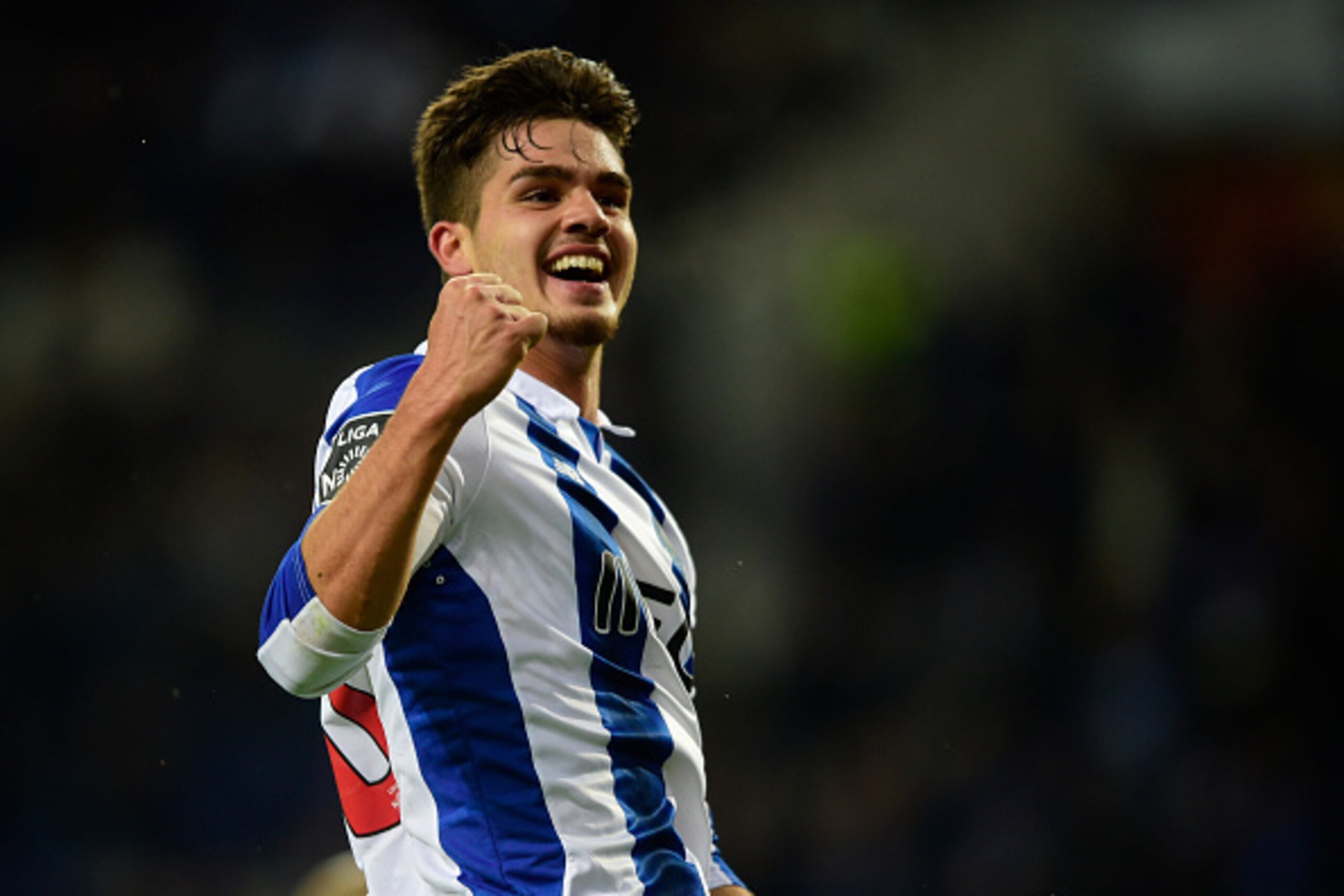 Porto's midfielder Andre Silva celebrates after scoring a goal during the Portuguese league football match FC Porto vs CS Maritimo at the Dragao stadium in Porto on December 15, 2016. / AFP / MIGUEL RIOPA        (Photo credit should read MIGUEL RIOPA/AFP/