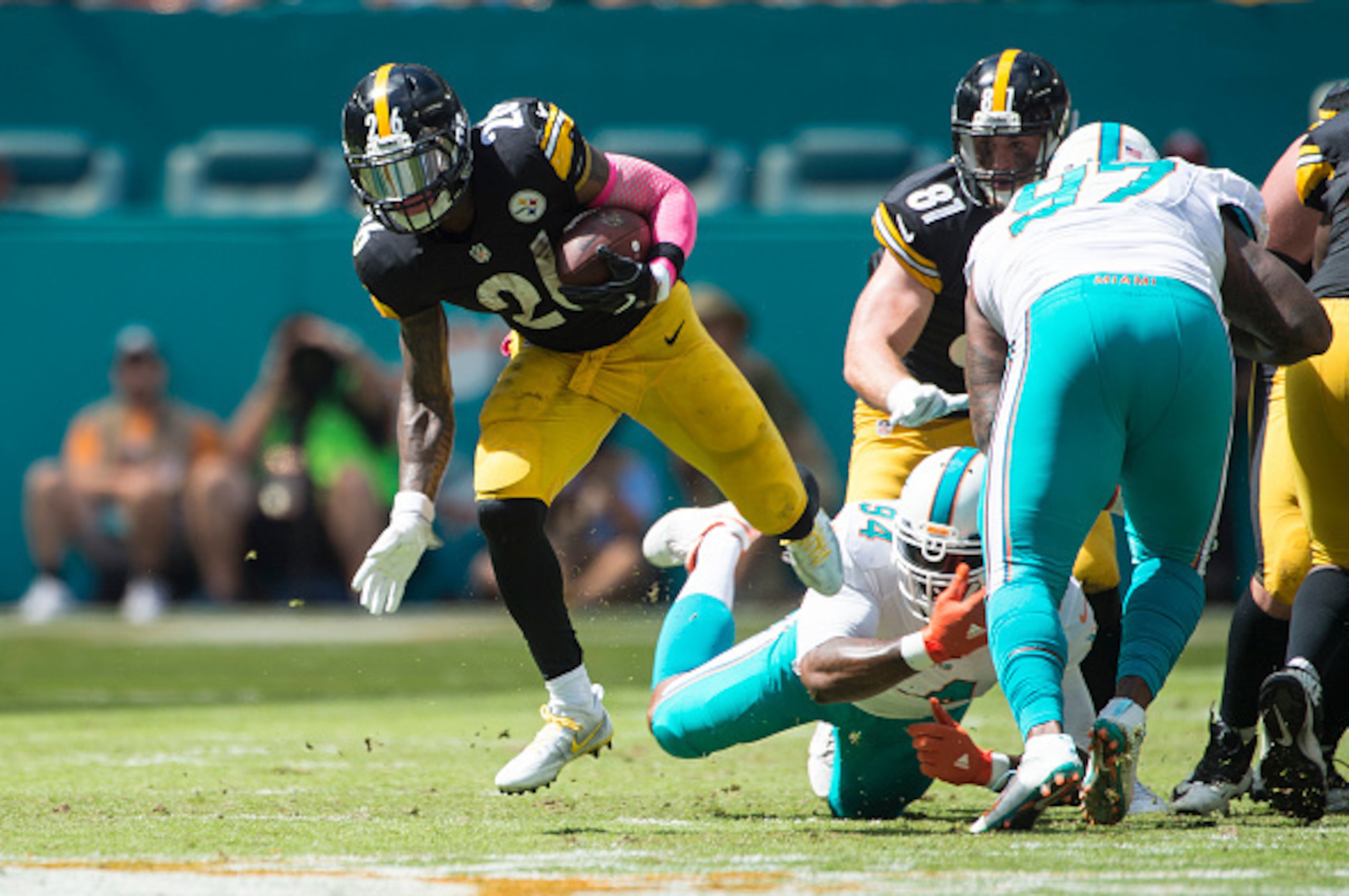 MIAMI GARDENS, FL - OCTOBER 16:  Running back Le'Veon Bell #26 of the Pittsburgh Steelers carries the ball during a NFL game against the Miami Dolphins on October 16, 2016 at Hard Rock Stadium in Miami Gardens, Florida.  (Photo by Ronald C. Modra/Sports I
