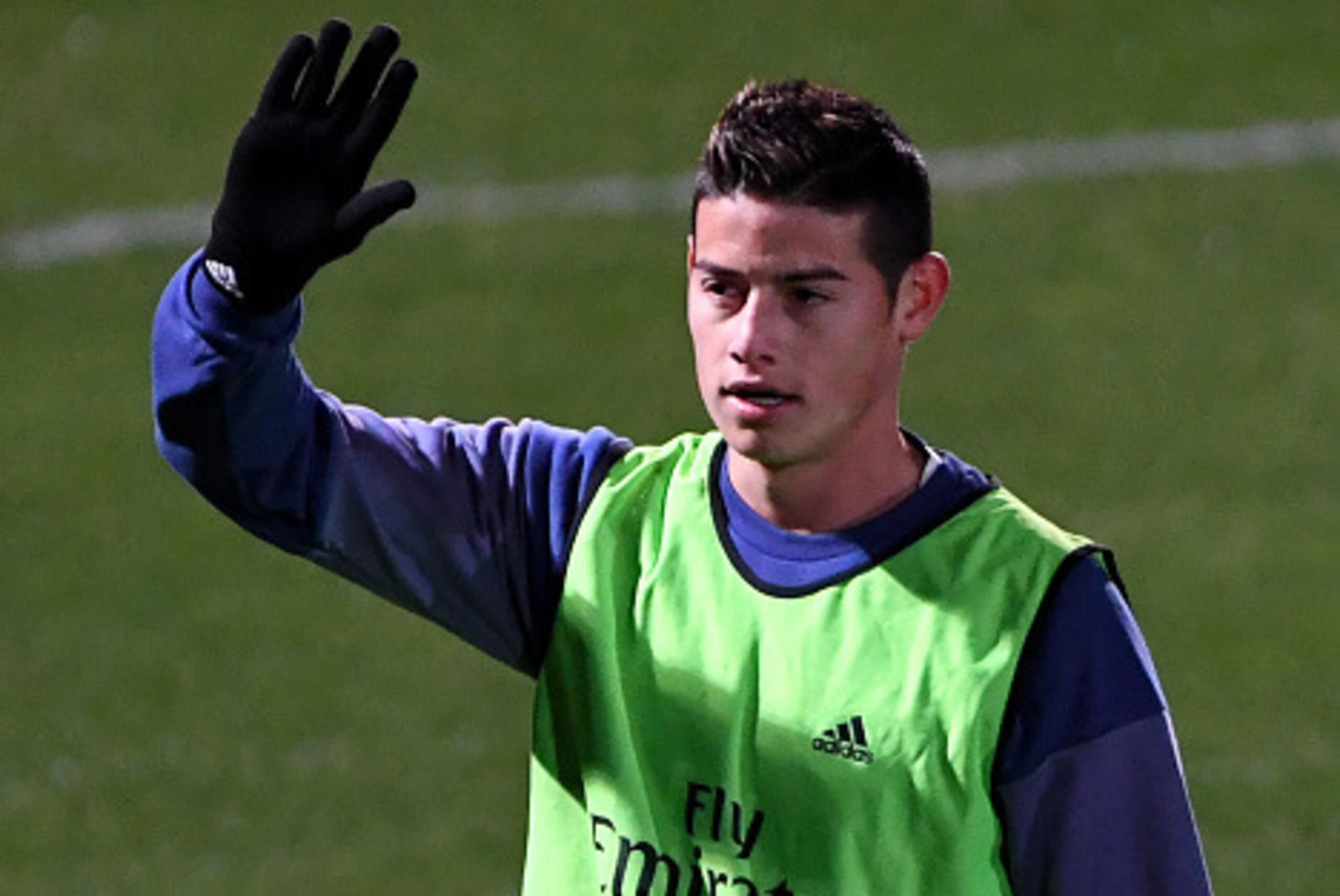 Real Madrid's midfielder James Rodriguez waves to Japanese fans during a training session at Mitsuzawa stadium in Yokohama on December 16, 2016, ahead of their Club World Cup football final match against Kashima Antlers of Japan on December 18. / AFP / TO