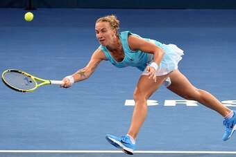 Svetlana Kuznetsova of Russia hits a return against Garbine Muguruza of Spain in their women's singles quarter-final match at the Brisbane International tennis tournament in Brisbane on January 5, 2017. / AFP / Saeed KHAN / -- IMAGE RESTRICTED TO EDITORIA