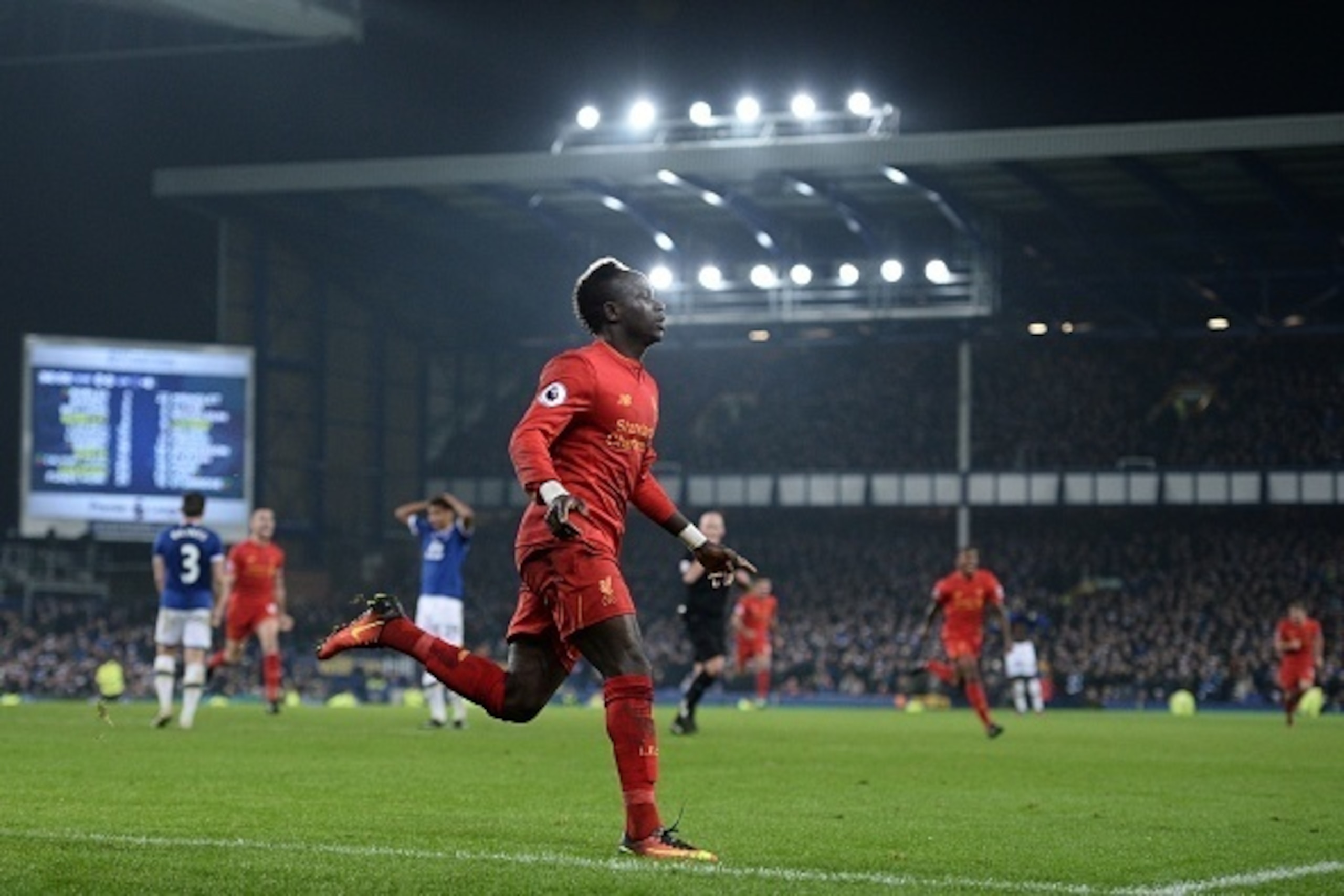 Liverpool's Senegalese midfielder Sadio Mane celebrates scoring his team's first goal during the English Premier League football match between Everton and Liverpool at Goodison Park in Liverpool, north west England on December 19, 2016. / AFP / Oli SCARFF
