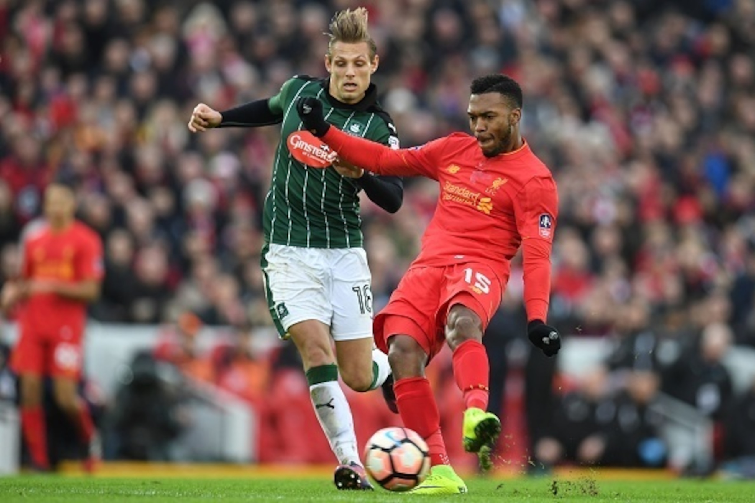 Liverpool's English striker Daniel Sturridge (R) has an unsuccessful shot during the English FA Cup third round football match between Liverpool and Plymouth Argyle at Anfield in Liverpool, north west England on January 8, 2017. / AFP / Paul ELLIS / RESTR