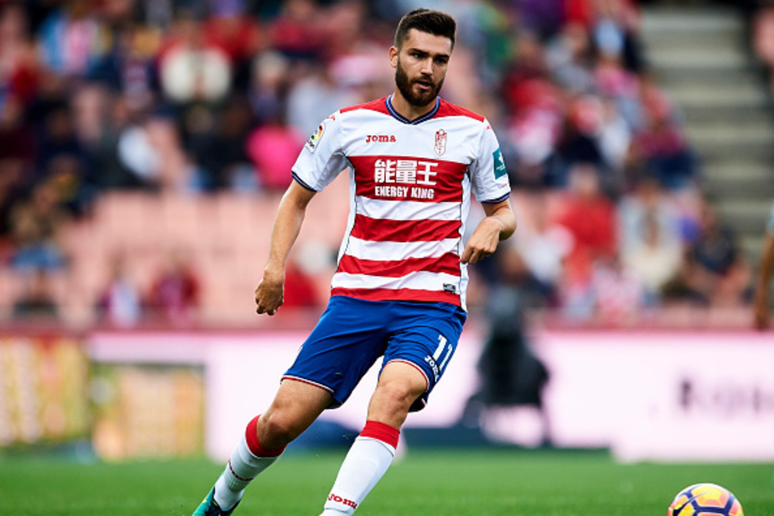 GRANADA, SPAIN - NOVEMBER 05:  Jon Toral of Granada CF in action during the match between Granada CF vs Deportivo La Coruna as part of La Liga at Nuevo los Carmenes Stadium on November 5, 2016 in Granada, Spain.  (Photo by Aitor Alcalde Colomer/Getty Imag