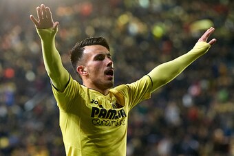 VILLARREAL, SPAIN - JANUARY 08:  Nicola Sansone of Villarreal celebrates scoring his team's first goal during the La Liga match between Villarreal CF and FC Barcelona at Estadio de la Ceramica on January 8, 2017 in Villarreal, Spain.  (Photo by Manuel Que