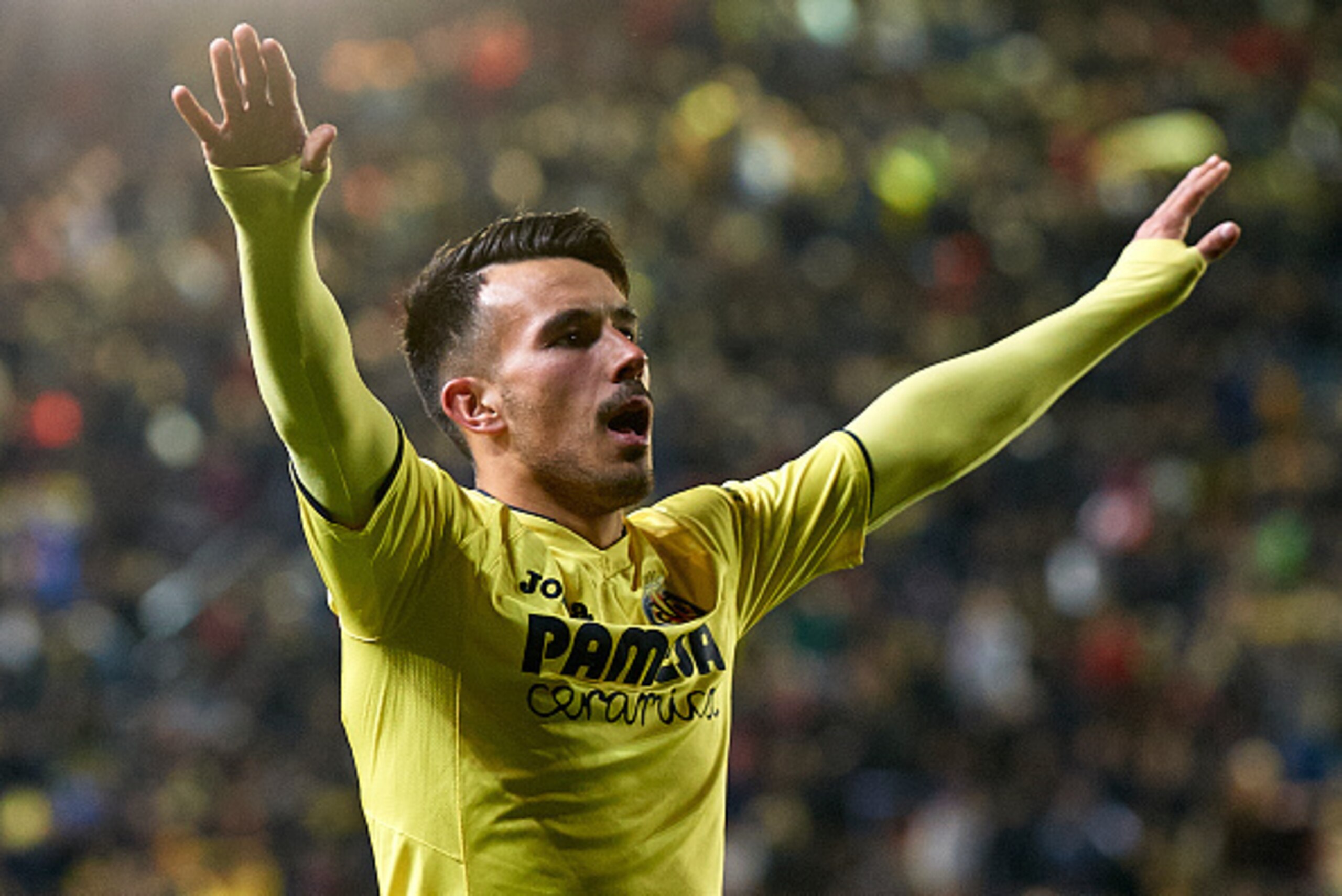 VILLARREAL, SPAIN - JANUARY 08: Nicola Sansone of Villarreal celebrates scoring his team's first goal during the La Liga match between Villarreal CF and FC Barcelona at Estadio de la Ceramica on January 8, 2017 in Villarreal, Spain. (Photo by Manuel Que VILLARREAL, SPAIN - JANUARY 08: Nicola Sansone of Villarreal celebrates scoring his team's first goal during the La Liga match between Villarreal CF and FC Barcelona at Estadio de la Ceramica on January 8, 2017 in Villarreal, Spain. (Photo by Manuel Que