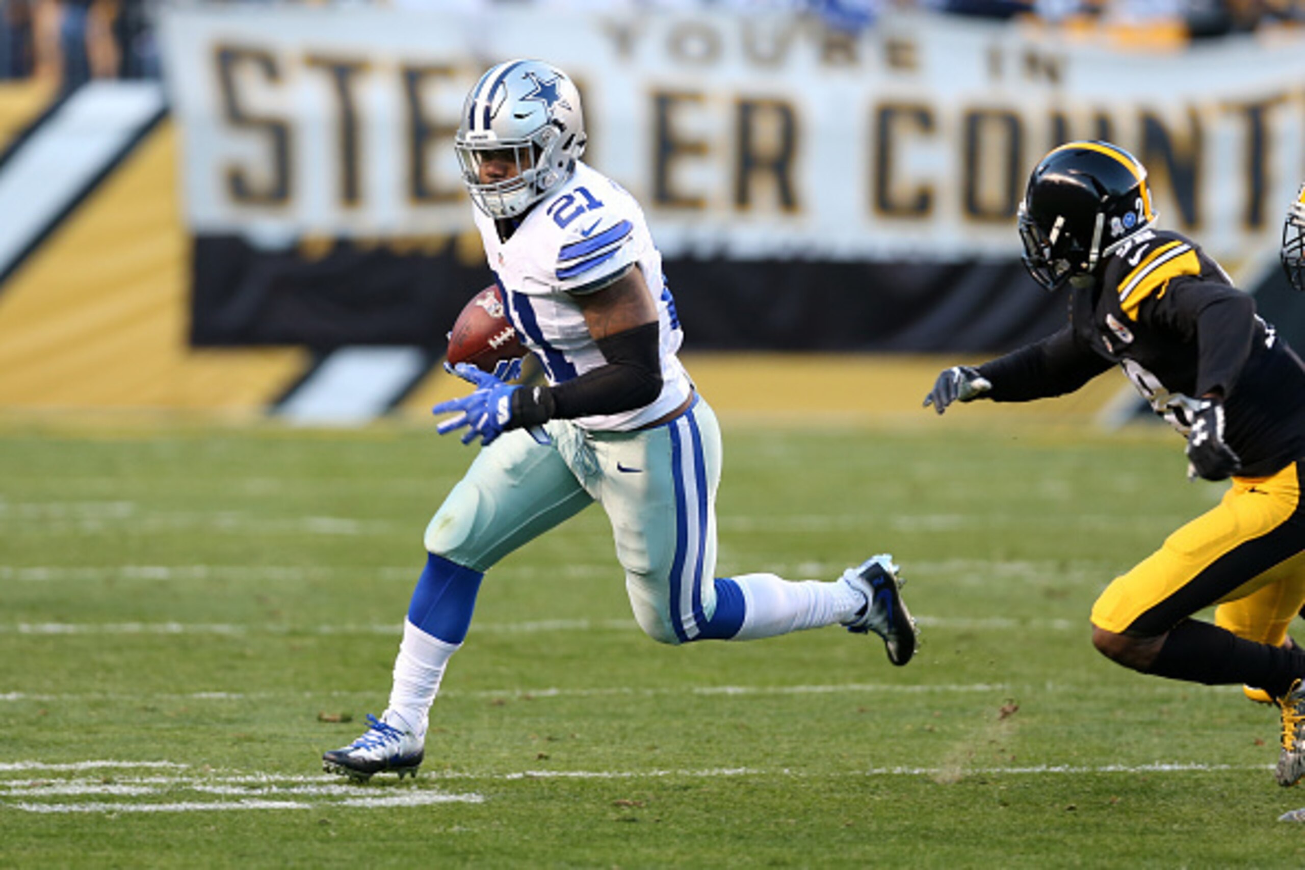 PITTSBURGH, PA - NOVEMBER 13:  Ezekiel Elliott #21 of the Dallas Cowboys runs with the ball during the game against the Pittsburgh Steelers at Heinz Field on November 13, 2016 in Pittsburgh, Pennsylvania.  (Photo by Rob Leiter/Getty Images)