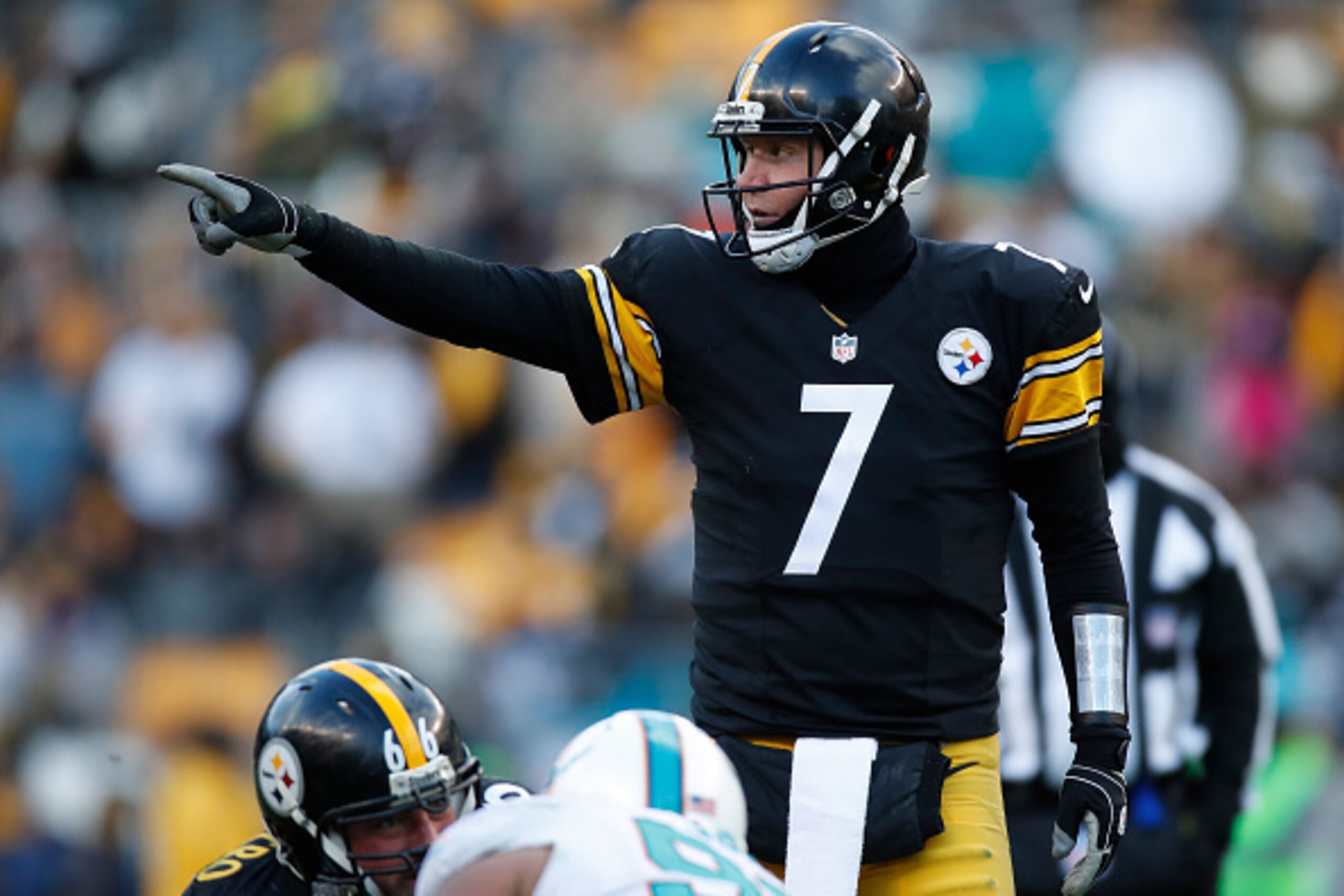 PITTSBURGH, PA - JANUARY 08:  Ben Roethlisberger #7 of the Pittsburgh Steelers calls a play at the line of scrimmage during the third quarter against the Miami Dolphins in the AFC Wild Card game at Heinz Field on January 8, 2017 in Pittsburgh, Pennsylvani