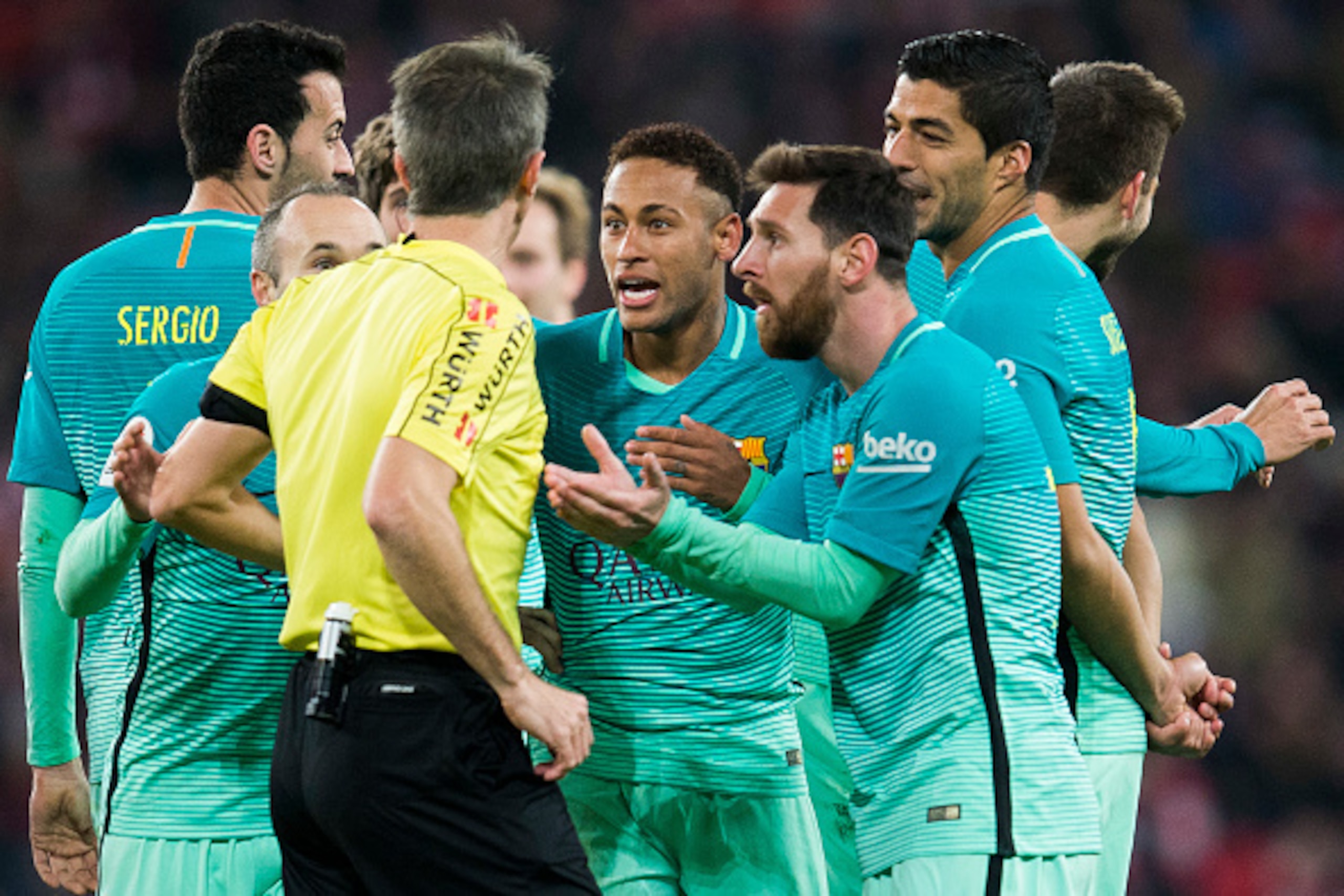 BILBAO, SPAIN - JANUARY 05: Neymar and Lionel Messi of FC Barcelona argues with referee Feranandez Borbalan during the Copa del Rey Round of 16 first leg match between Athletic Club and FC Barcelona at San Mames Stadium on January 5, 2017 in Bilbao, Spai BILBAO, SPAIN - JANUARY 05: Neymar and Lionel Messi of FC Barcelona argues with referee Feranandez Borbalan during the Copa del Rey Round of 16 first leg match between Athletic Club and FC Barcelona at San Mames Stadium on January 5, 2017 in Bilbao, Spai